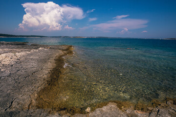 Cap Kamenjak en Croatie à Premantura en Istrie en Croatie, des plages de roches blanches face à une mer turquoise