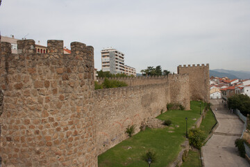 Fototapeta na wymiar Medieval stone wall that surrounds the city of Plasencia