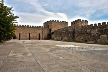 Fototapeta na wymiar Medieval stone wall that surrounds the city of Plasencia