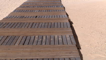 Solution of wooden walkways to cross the beach