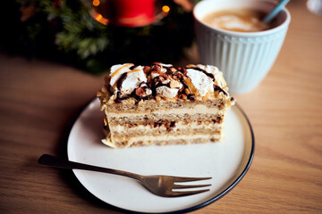 Nuss Kuchen mit Kaffee essen zum Advent zu den Feiertagen 