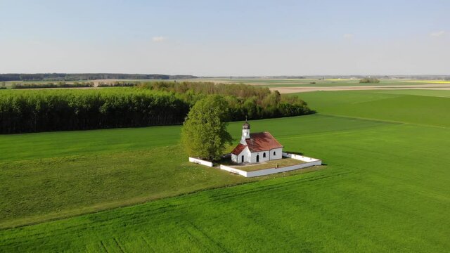 Luftaufnahme, &Uuml;berflug gr&uuml;ne Felder mit Kapelle in der Mitte