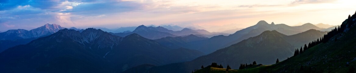 Panoramablick auf den Sonnenuntergang vom Berg Rotwand in Bayern, Deutschland