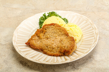 Crispy chicken schnitzel with mashed potato