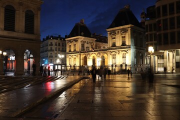 Fototapeta na wymiar L'hôtel de ville à Lyon la nuit vue de l'extérieur, ville de Lyon, département du Rhône, France