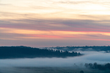 Nebelige Landschaft im Sonnenuntergang