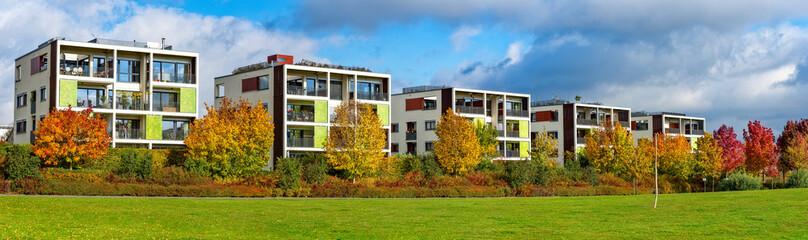 Fototapeta na wymiar Wohnhäuser in einer Parklandschaft am Stadtrand von Frankfurt am Main