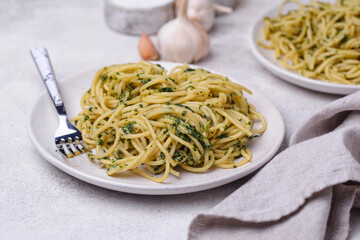 Spaghetti pasta with spinach and cheese