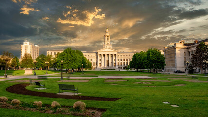 Obraz premium Courthouse in Denver Colorado at sunset with park