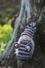 Duendes adorables e invernales en la naturaleza