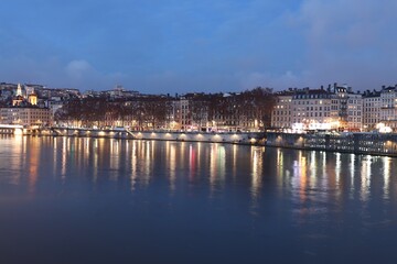 Obraz premium Le quai Saint Vincent à Lyon la nuit le long de la rivière Saône, ville de Lyon, département du Rhône, France