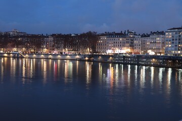 Fototapeta premium Le quai Saint Vincent à Lyon la nuit le long de la rivière Saône, ville de Lyon, département du Rhône, France