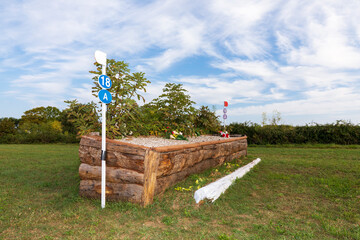 Ostacolo con materiali naturali per corsa equestre nei verdi prati attorno alla citt&agrave; fortezza di Palmanova.