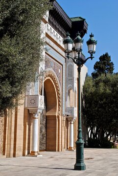 Ceremonial entrance to Palais Royal (Royal Palace), Casablanca, Morocco. Located in the Habous district of the city&rsquo;s New Medina, this is the King of Morocco&rsquo;s principal Casablanca residence with lamp