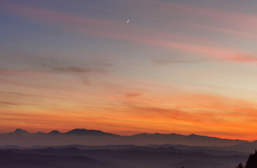Obraz na płótnie Canvas Tramonto sulle montagne, colline e valli dell'Appennino con la luna nel cielo