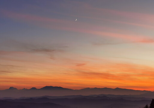 Tramonto sulle montagne, colline e valli dell'Appennino con la luna nel cielo © GjGj