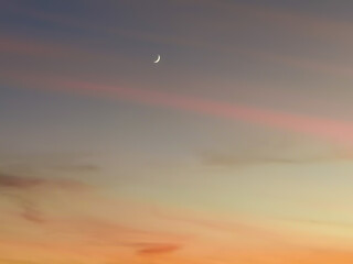 Luna nel cielo in un rosso tramonto