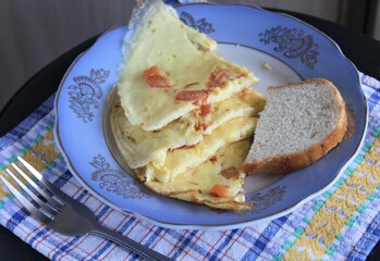 scrambled eggs ans bread