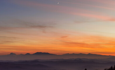 Tramonto sulle montagne, colline e valli dell'Appennino con la luna nel cielo