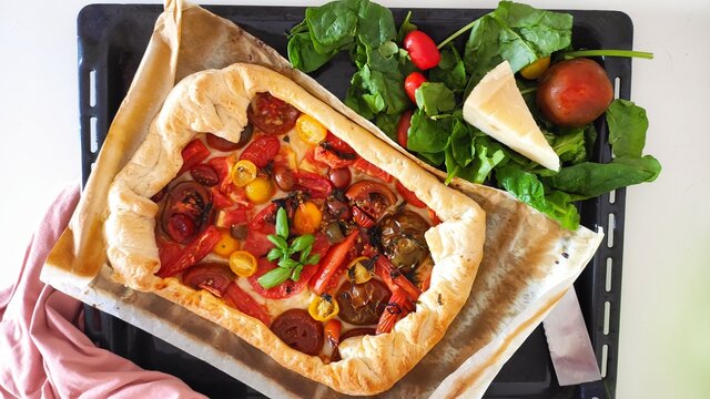 Homemade fresh tomatoes pizza with puff patry