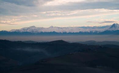 Montagne innevate degli Appennini in un luminoso tramonto invernale