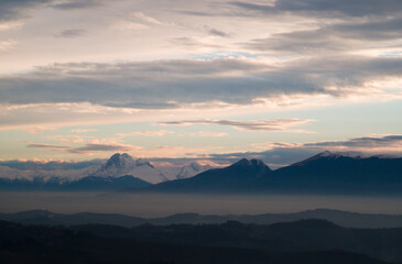 Montagne innevate degli Appennini in un luminoso tramonto invernale