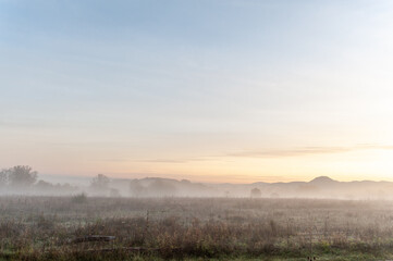 Sonnenaufgang mit Nebel in Naturschutzgebiet mit Hügelkette schwäbische Alb