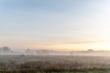 Sonnenaufgang mit Nebel in Naturschutzgebiet mit Hügelkette schwäbische Alb