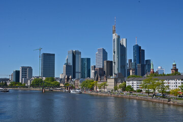 Obraz premium View on Frankfurts Skyline, seen from a bridge over the river Main