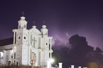 Iglesia Católica la Santa Cruz con Rayo de Fondo