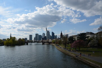 Obraz premium View on Frankfurts Skyline, seen from a bridge over the river Main