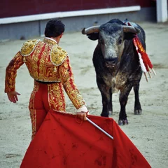 Zelfklevend Fotobehang Traditionele corrida - stierenvechten in spanje. In Catalonië is het stierenvechten sinds 2011 verboden vanwege het martelen van dieren. © kasto