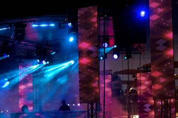 lumières et laser pendant un concert avec dj