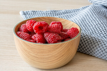 Framboises dans un bol en bois