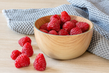Framboises dans un bol en bois