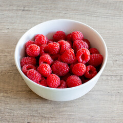 Framboises dans un bol blanc