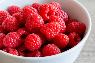 Framboises dans un bol blanc