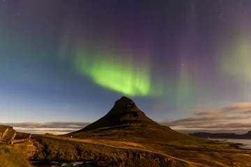 Deurstickers Kirkjufell Noorderlicht boven de berg Kirkjufell in IJsland