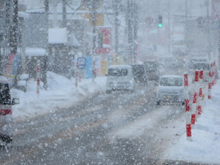 冬　雪が降る道路　自動車の運転　東北　秋田県