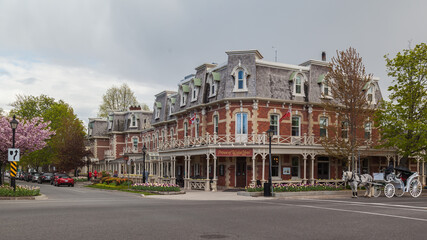 NIAGARA ON THE LAKE, ONTARIO, CANADA - MAY 14, 2017: Prince of Wales Hotel with horse carriage in...