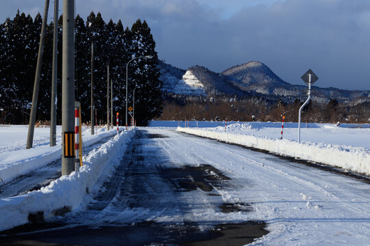 冬　きれいに除雪された道路