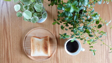 パンとコーヒーの朝食