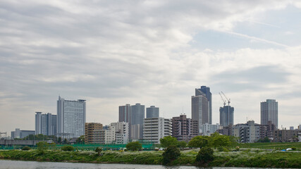Fototapeta na wymiar 多摩川と対岸のビル タワーマンション