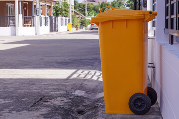 Fototapeta na wymiar garbage bin in the city