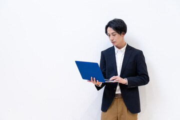 パソコンを使うカジュアルなビジネスマン