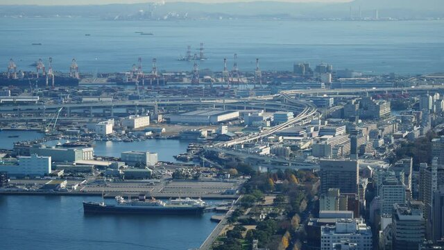 横浜市の町並みと工業地帯の風景動画。