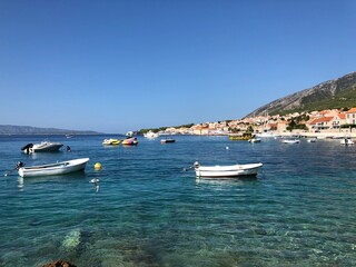 Fototapeta na wymiar Bol Brac Dalmatien Kroatien Adia Mittelmeer - Blick Richtung Stadt und Meer