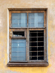 Fototapeta na wymiar Old window in the walls.