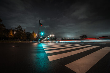 雨上がりの夜の道路｜日本・東京｜信号