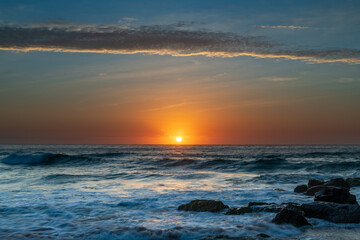 Fototapeta na wymiar Beautiful sunrise with high cloud at the seaside